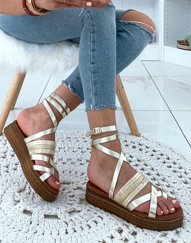 Nu-pieds en cuir dorés à semelles compensés et à lacets
