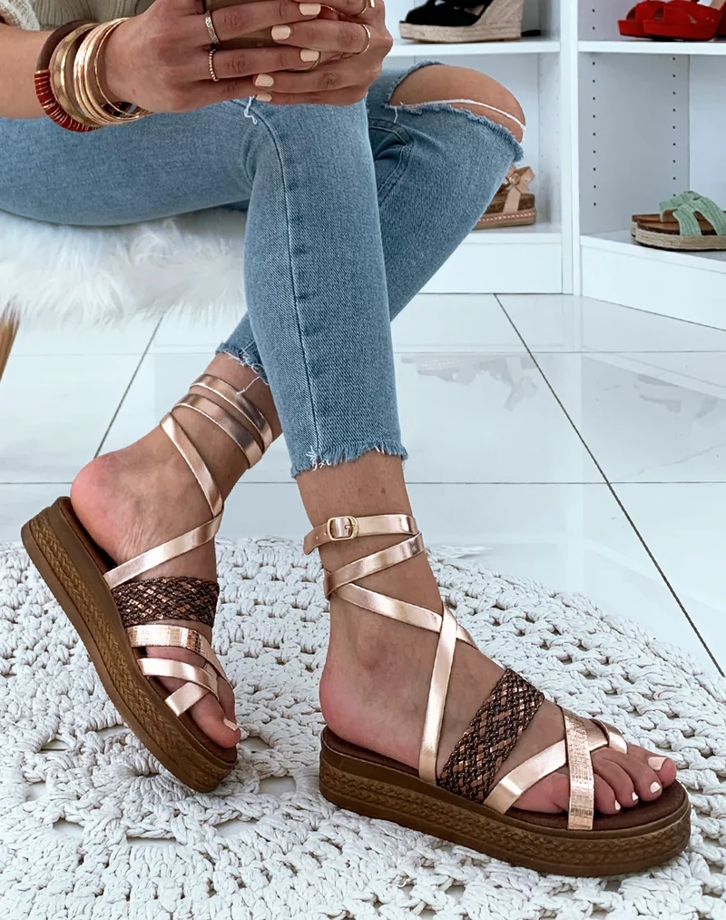 Nu-pieds en cuir bronze à semelles compensés et à lacets