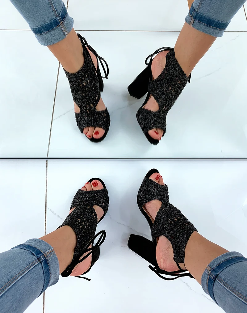 Sandales noires à talons carrés et à lacets bi-matières