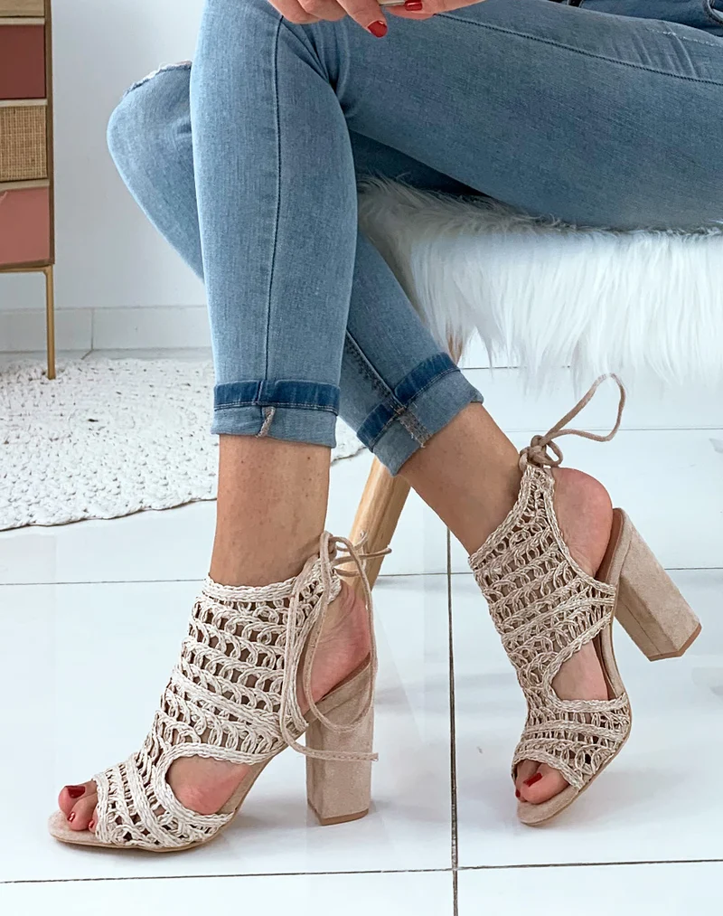 Sandales beiges à talons carrés et à lacets bi-matières