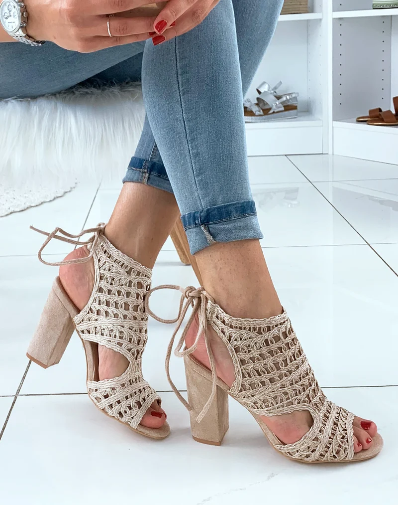 Sandales beiges à talons carrés et à lacets bi-matières
