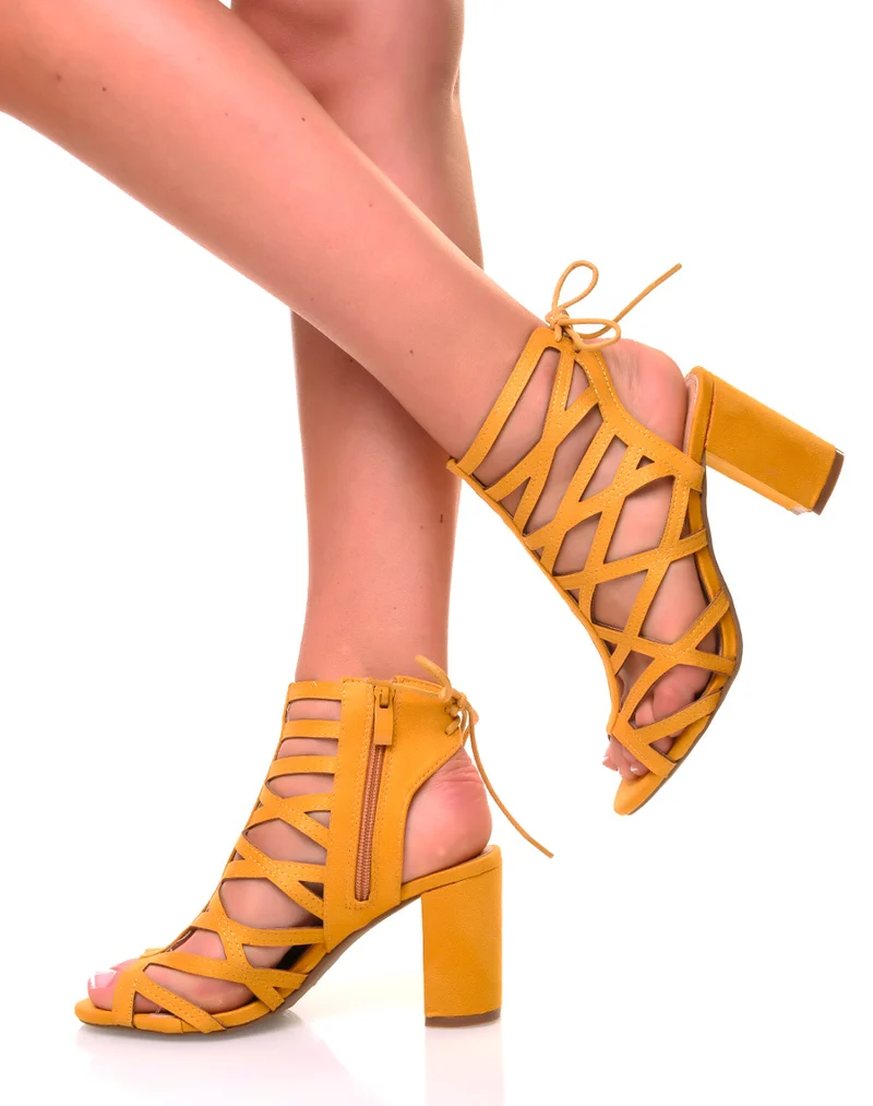 Sandales à talons carrés en suédine jaunes