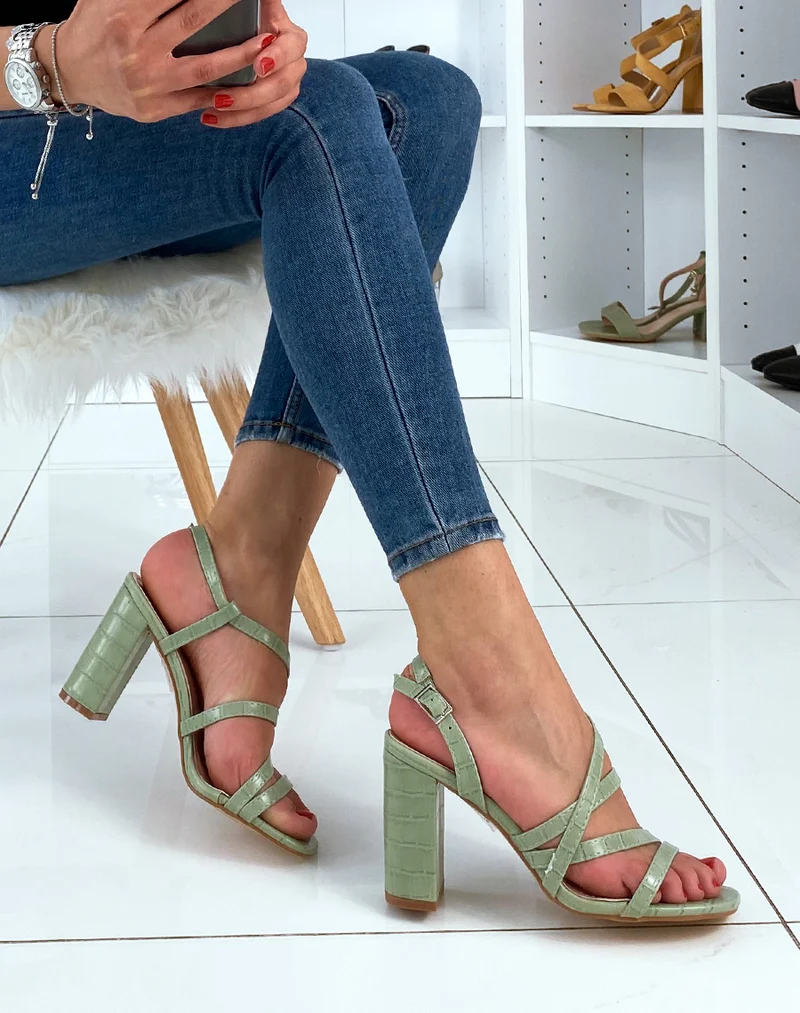 Sandales vertes effet croco à talons et à multiples brides