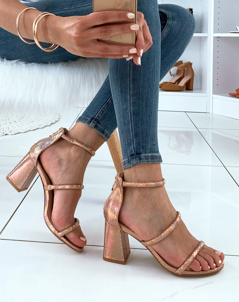 Sandales roses gold effet python à multiples lanières et à talons carrés