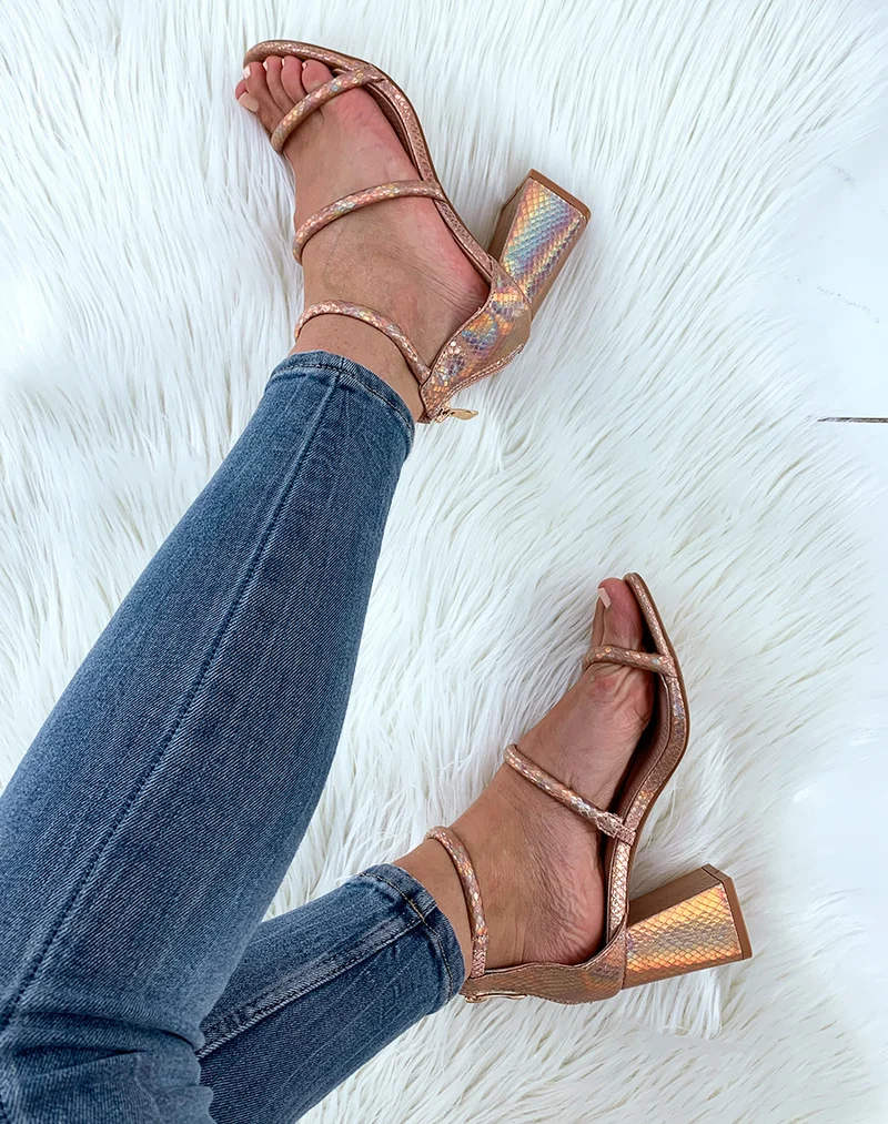 Sandales roses gold effet python à multiples lanières et à talons carrés