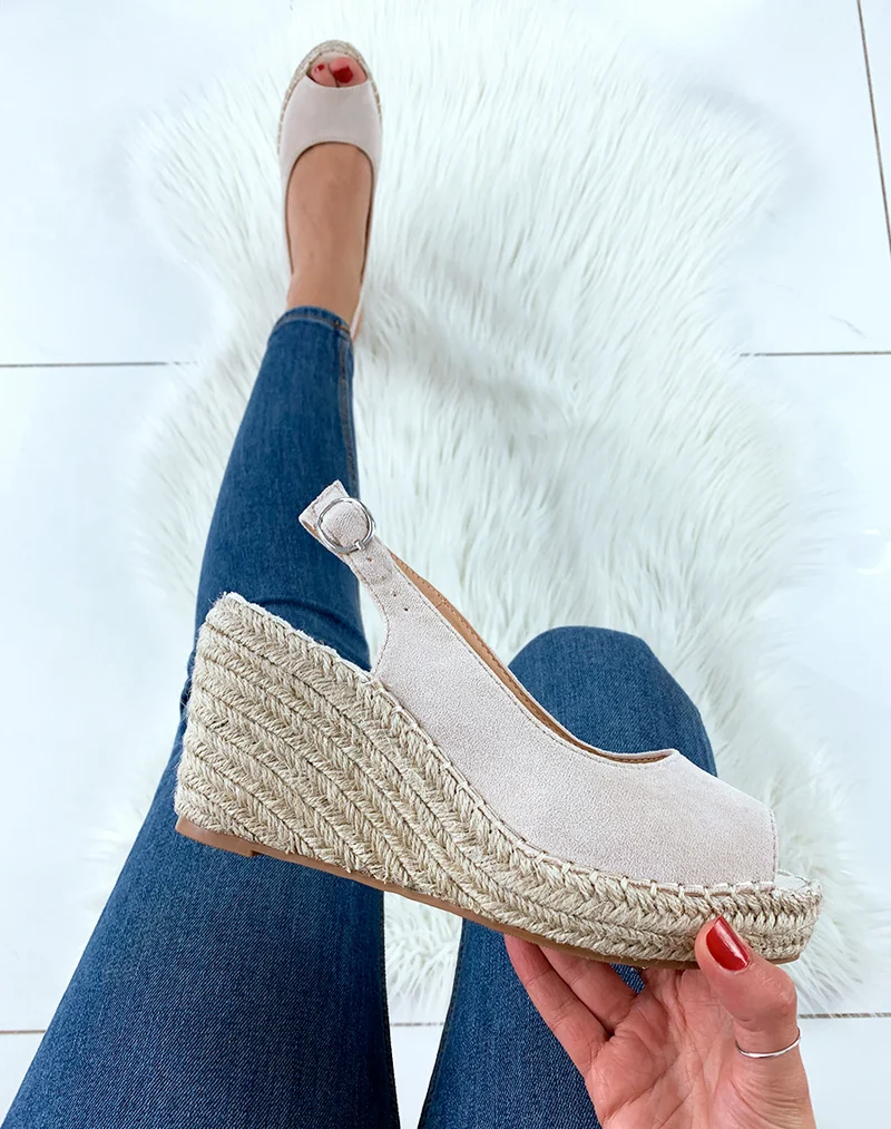 Sandales à talons compensés en suédine beige