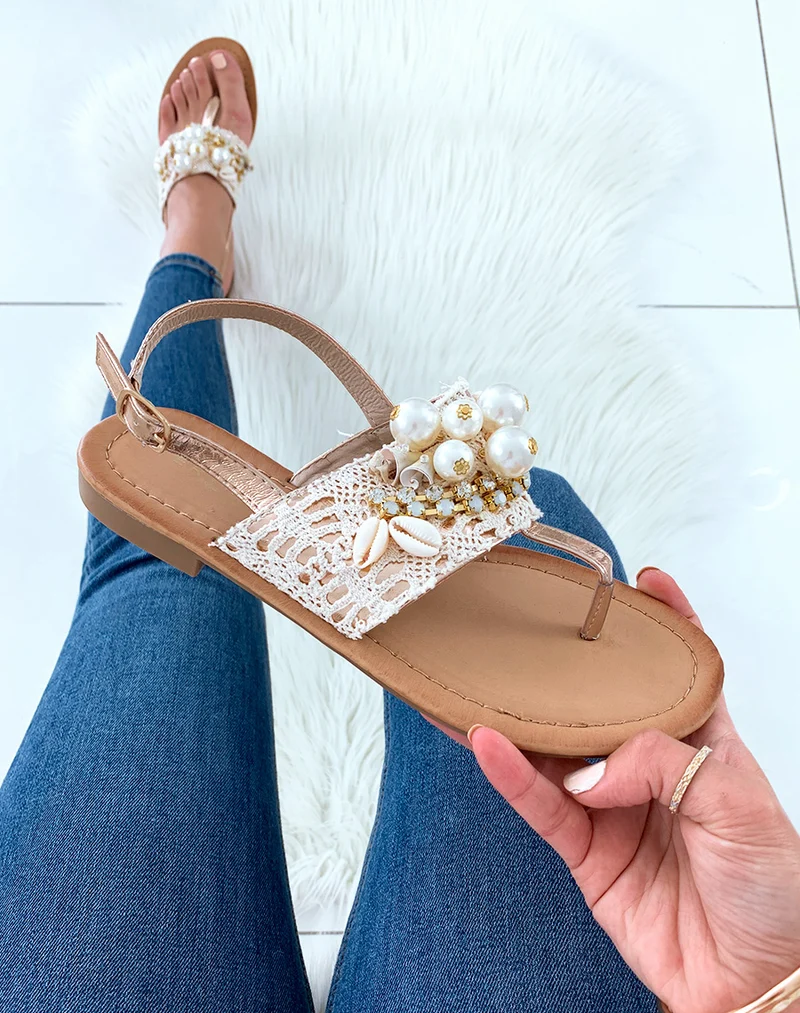 Nu-pieds beiges ornées de dentelle de perles et de strass