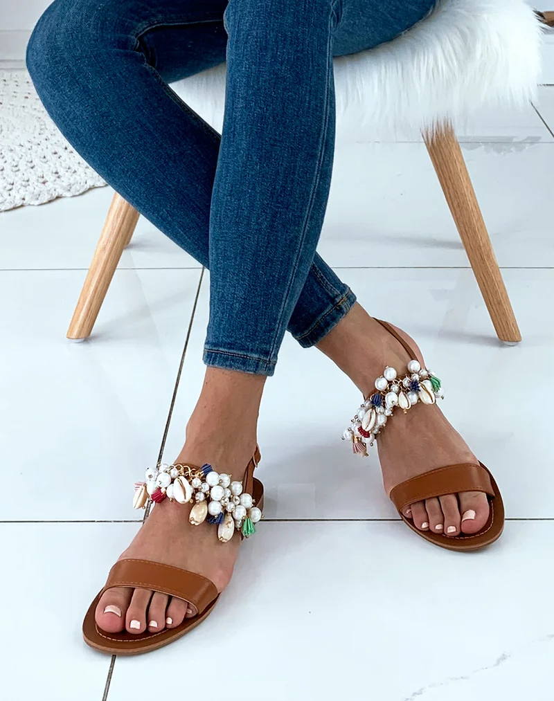 Nu-pieds camel à perles et coquillages