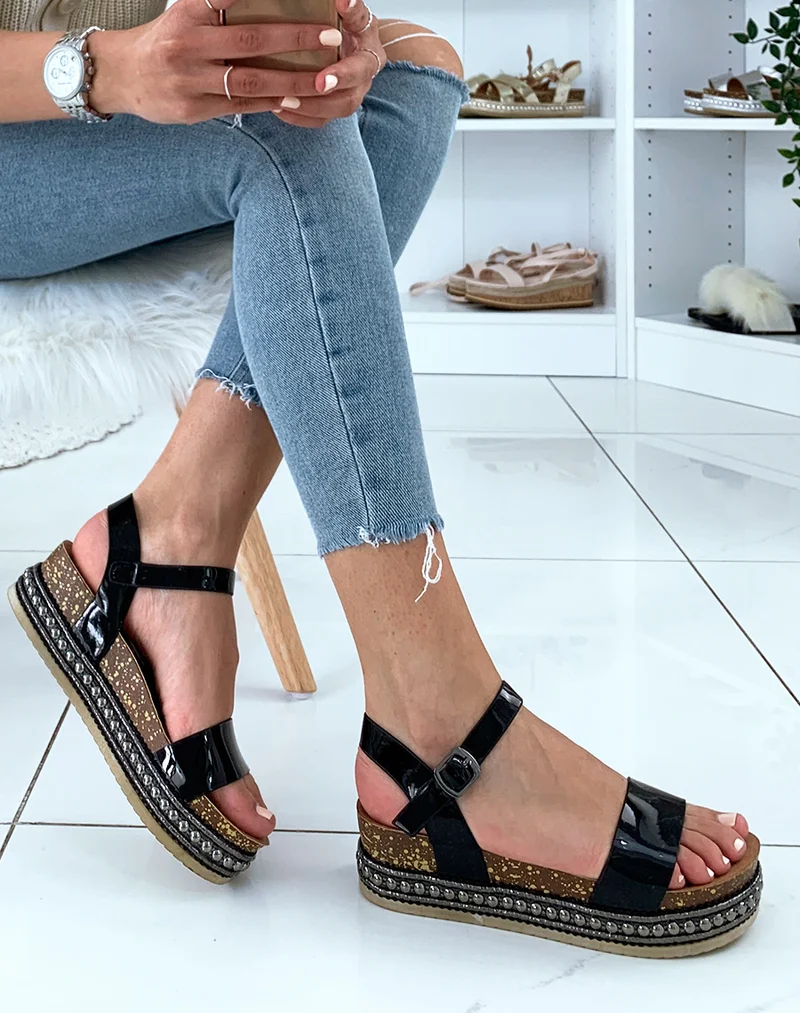 Sandales à brides vernies noires et plateformes à clous