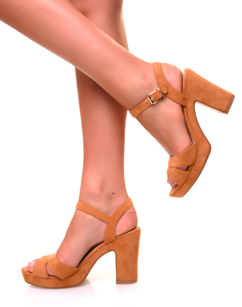 Sandales en suédine camelles à petits talons carrés