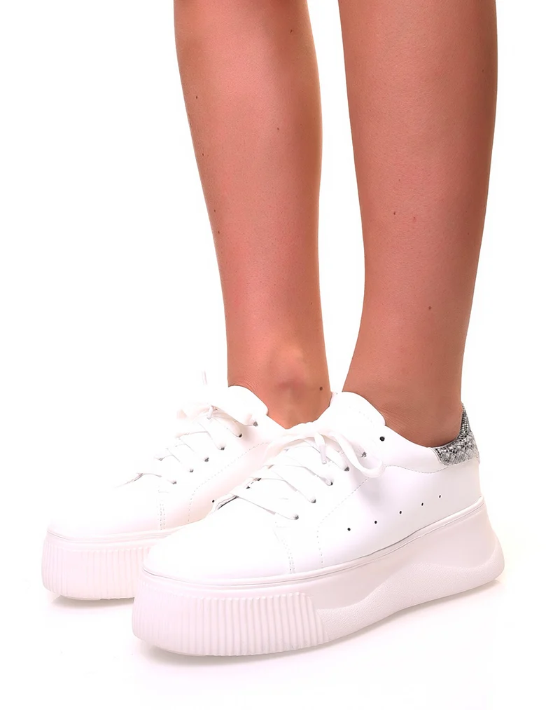 Baskets blanches à semelles compensées et empiècements python