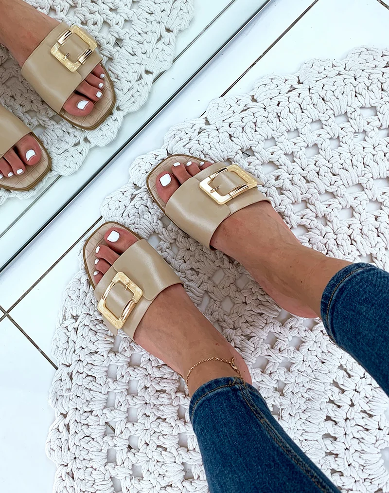 Mules en similicuir beiges à grosse boucle