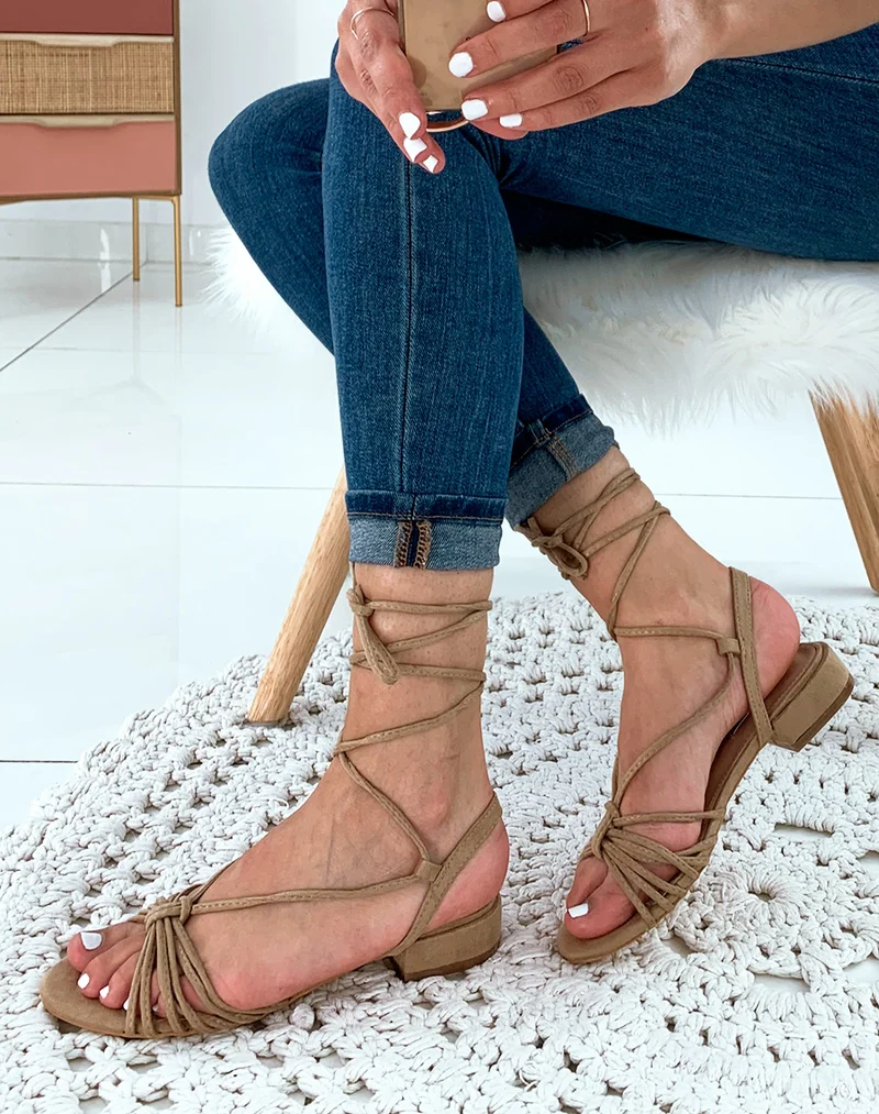 Sandales en suédine beiges à petits talons et à lacets
