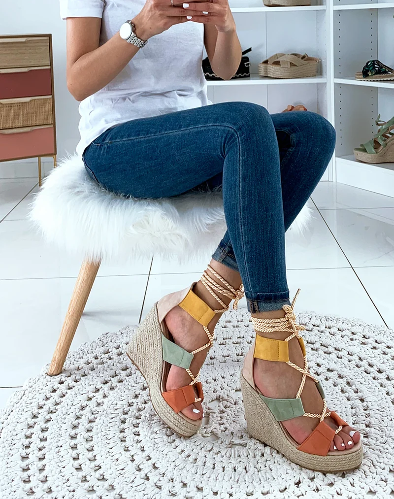 Sandales compensées beige à corde lacet sur cheville