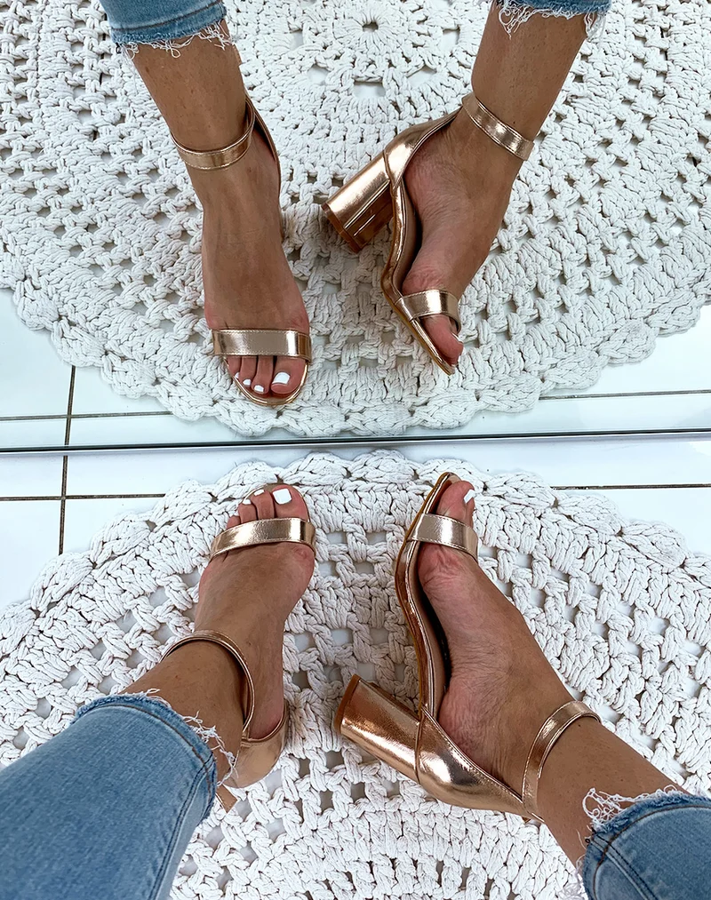 Sandales roses gold à talons carrés