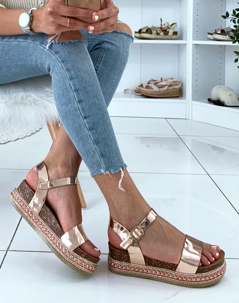 Sandales à brides vernies rose gold et plateformes à clous