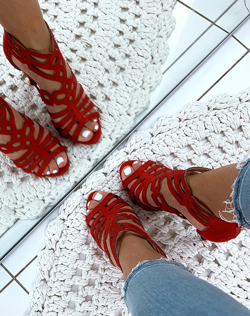 Sandales à talons aiguilles en suédine rouges