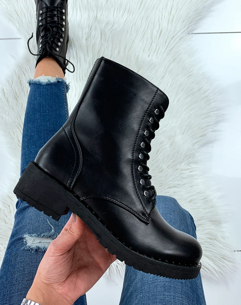 Bottines noires à lacets et détails cloutés