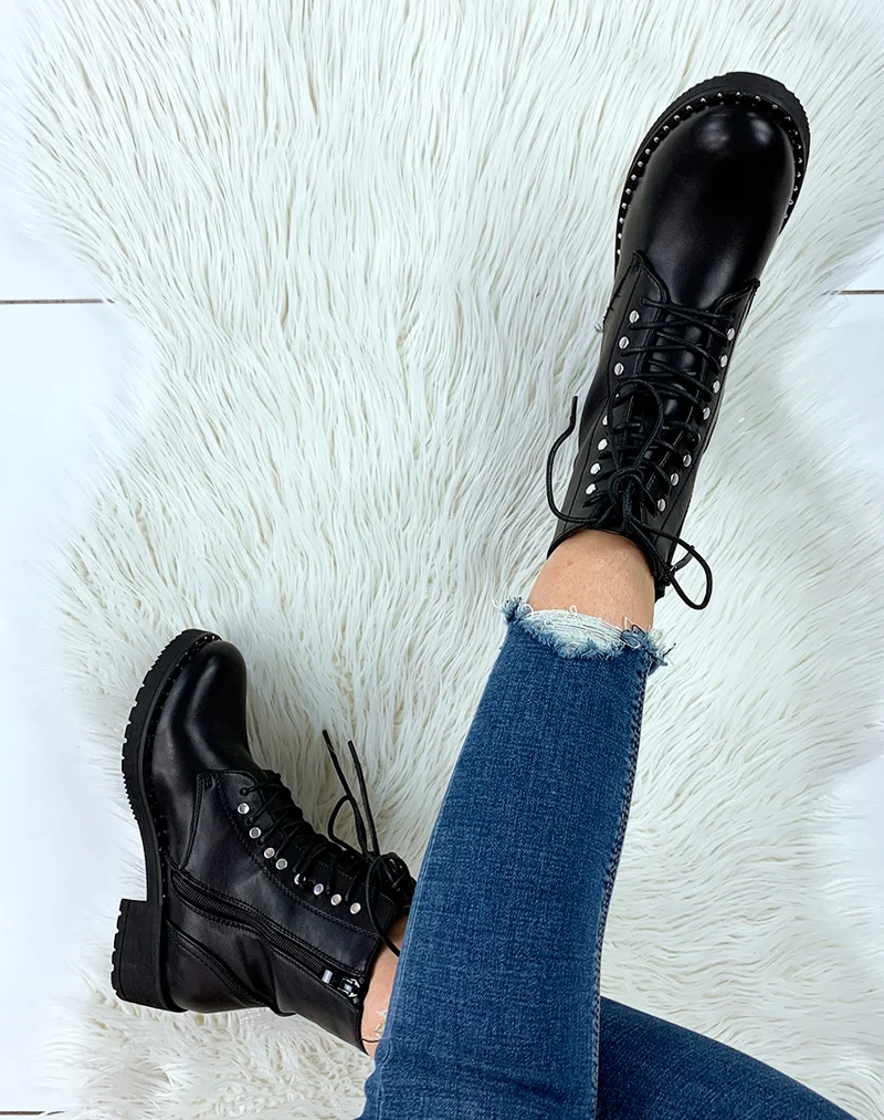 Bottines noires à lacets et détails cloutés