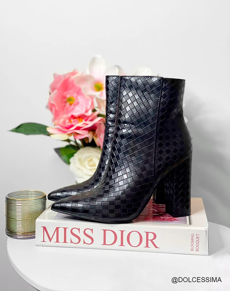 Bottines à talon noires et à bout pointu