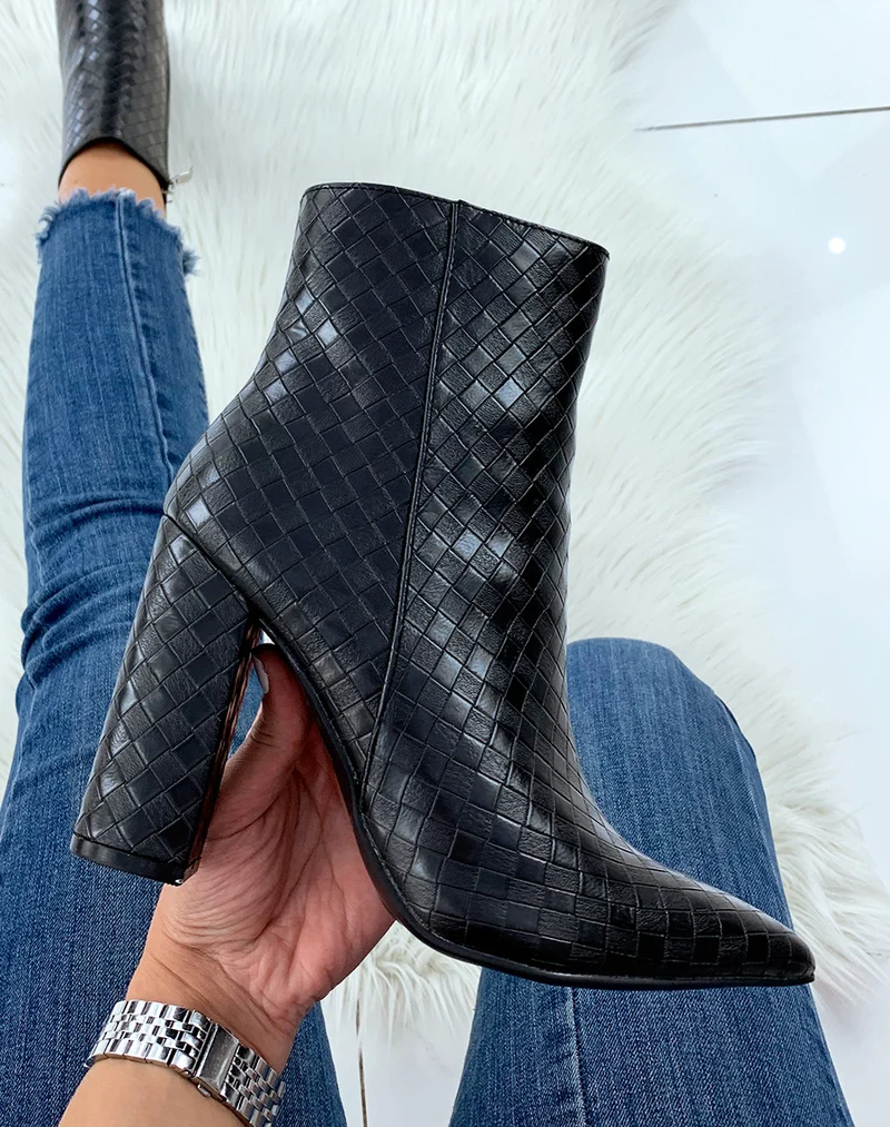Bottines à talon noires et à bout pointu