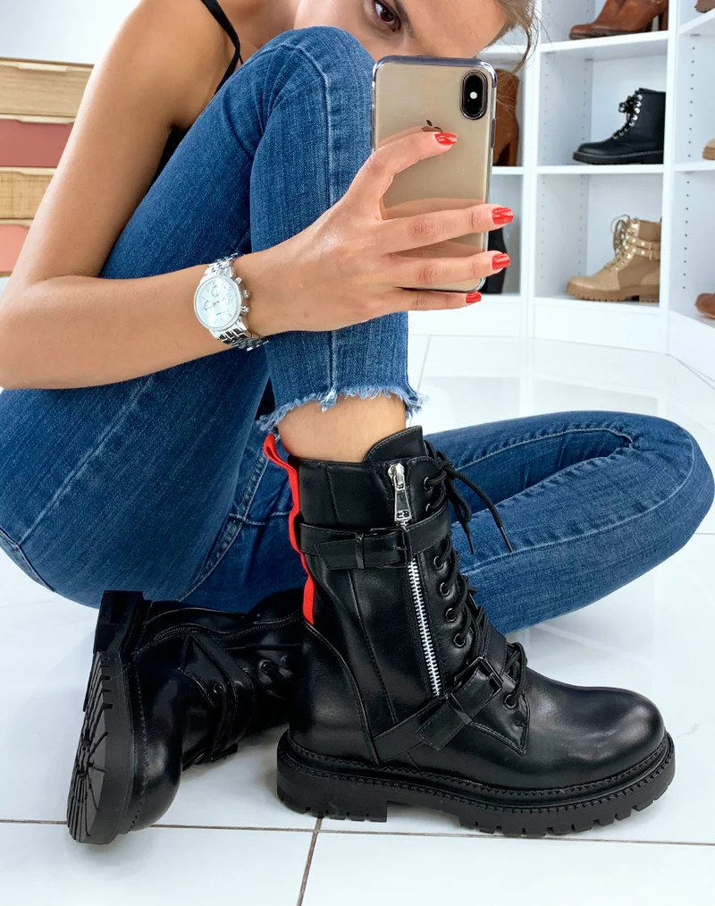 Bottines hautes noires à détail rouge