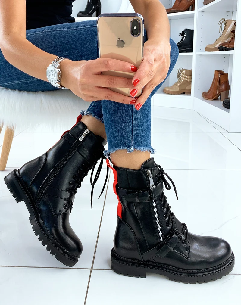 Bottines hautes noires à détail rouge