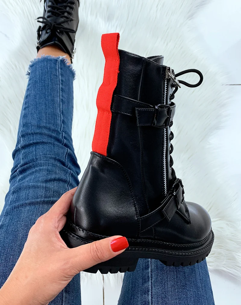 Bottines hautes noires à détail rouge