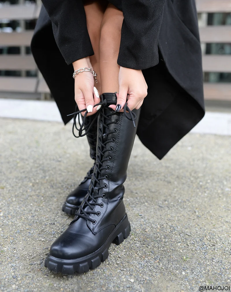 Bottes hautes noires à lacets et à poches