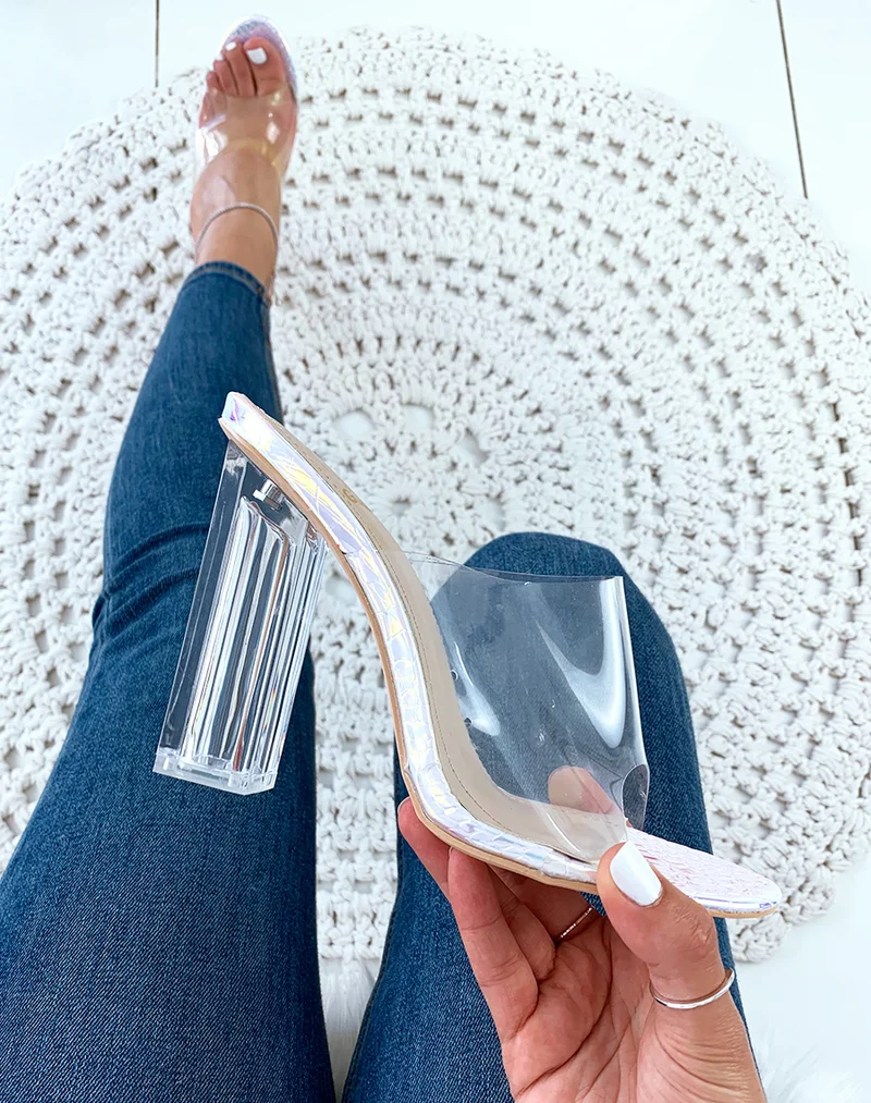 Mules holographiques effet croco à talons et larges brides transparents