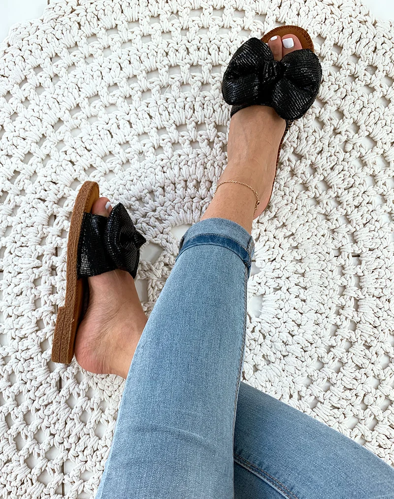 Nu-pied noir à gros nœud gonflé