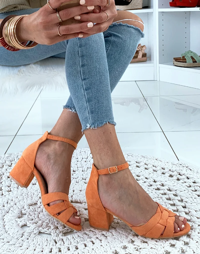 Sandales en suédine oranges à petits talons carrés et larges brides fantaisies