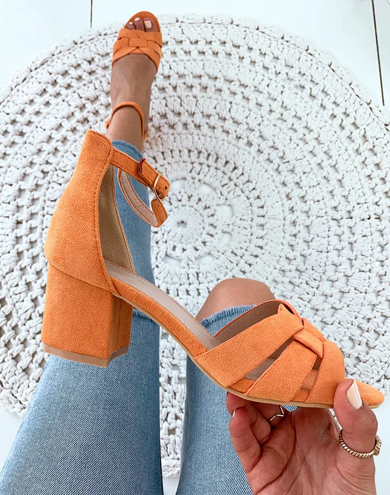 Sandales en suédine oranges à petits talons carrés et larges brides fantaisies