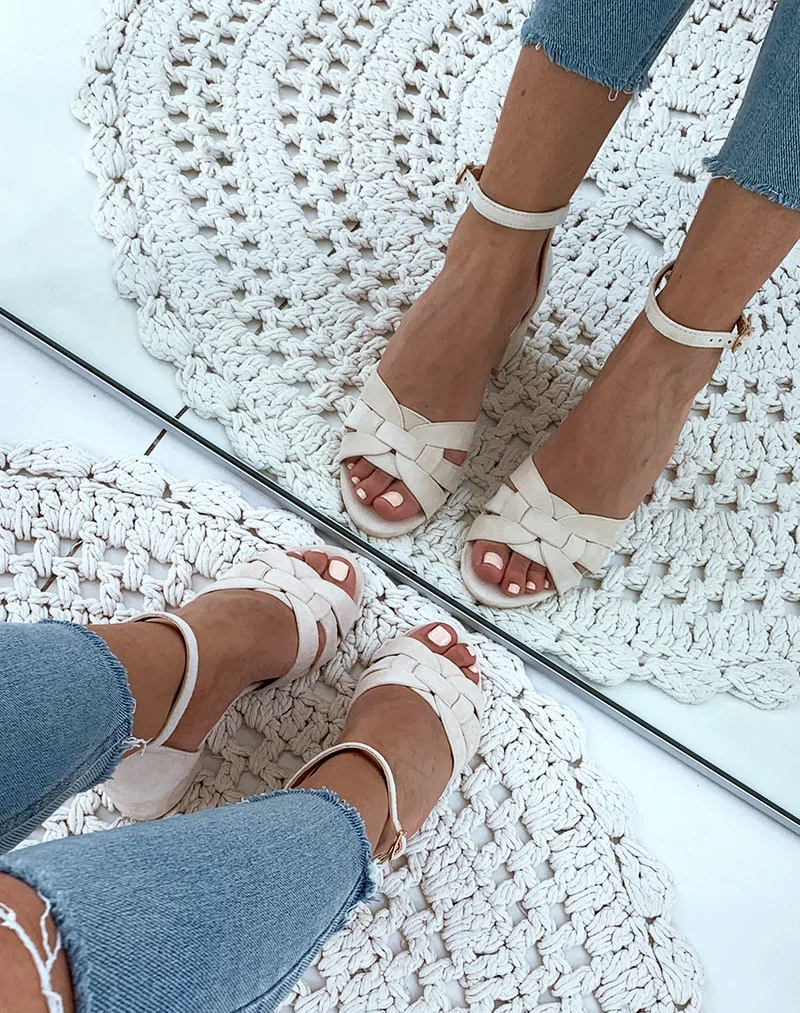 Sandales en suédine beiges à petits talons carrés et larges brides fantaisies