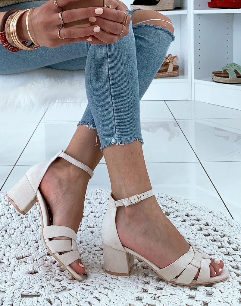 Sandales en suédine beiges à petits talons carrés et larges brides fantaisies