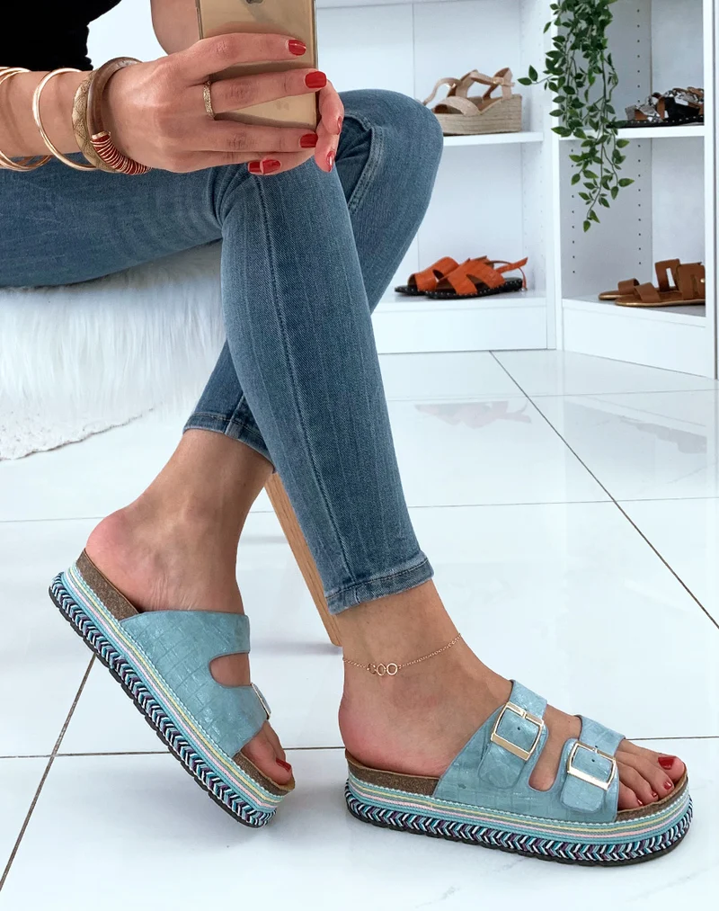 Nu-pied bleu à semelle plateforme style ethnique