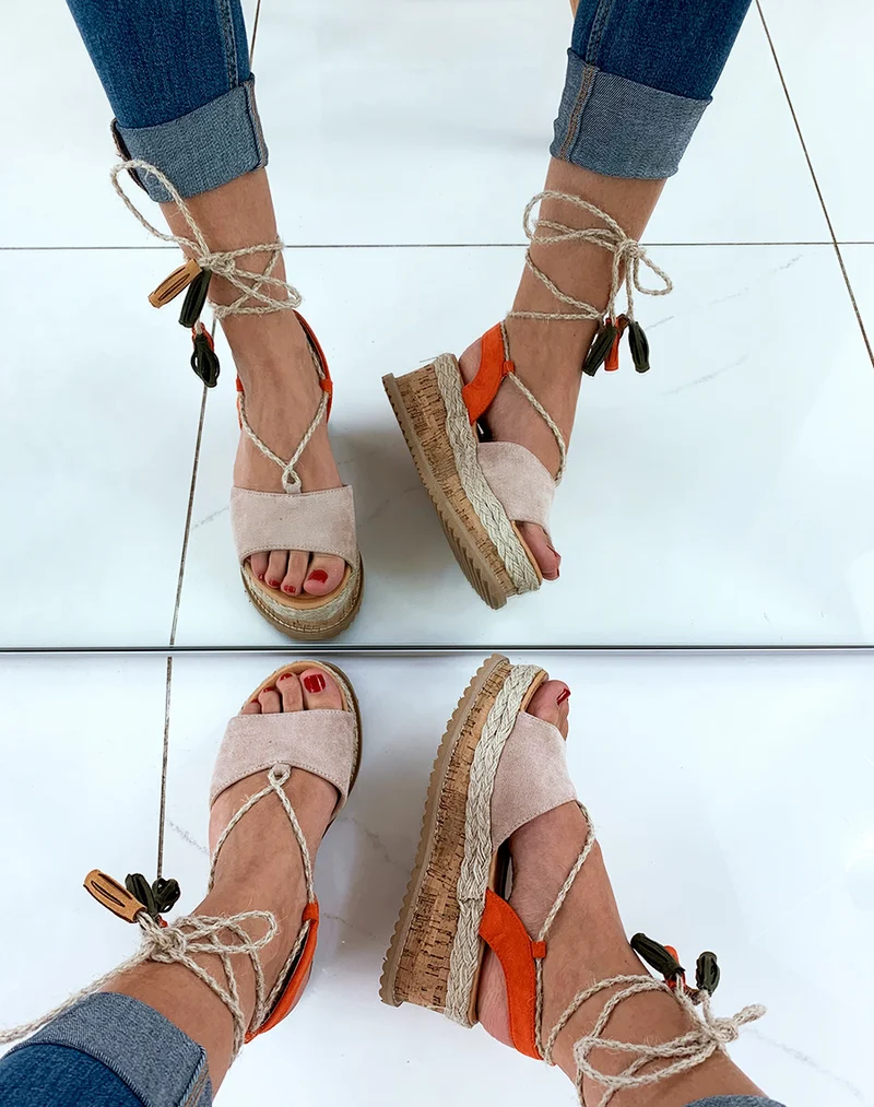 Espadrilles compensées beige en suédine avec lacets corde cheville à pompon