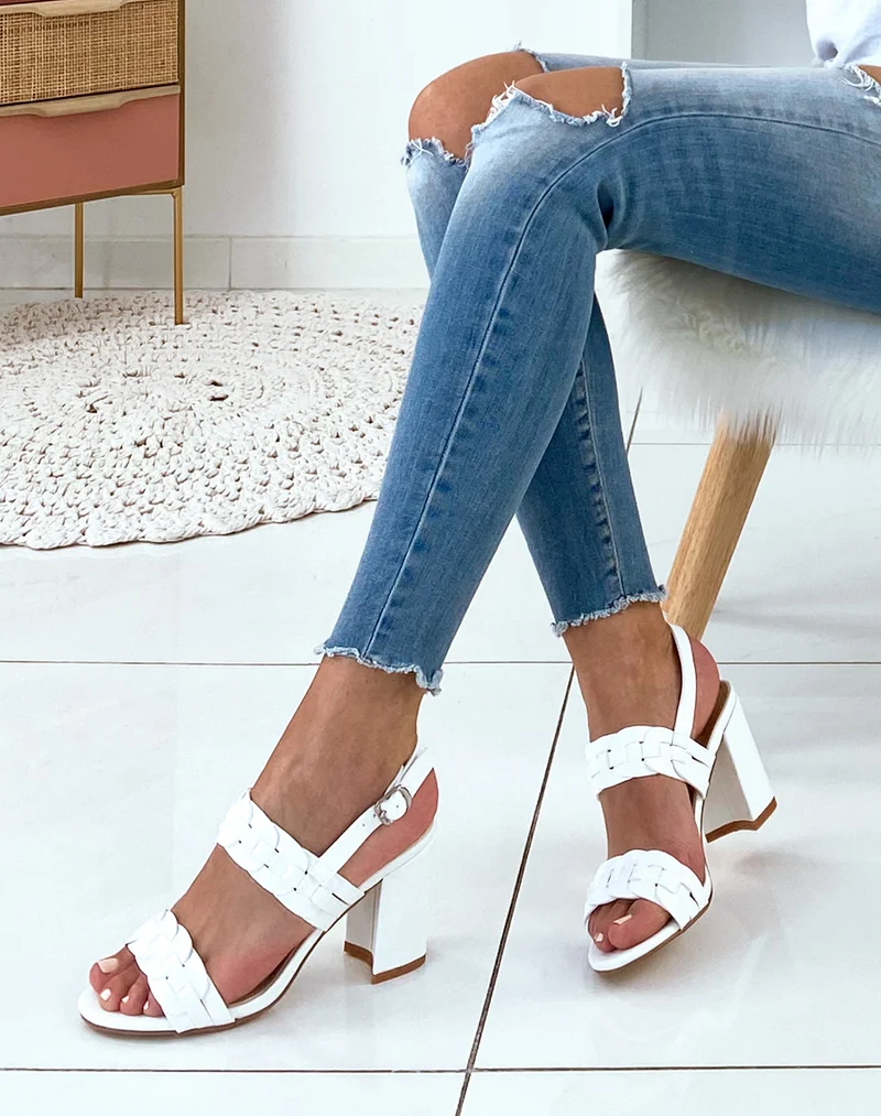 Sandales blanches à brides superposées