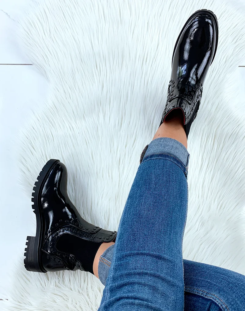 Bottines montantes noires vernies et effet croco ornées de clous noirs