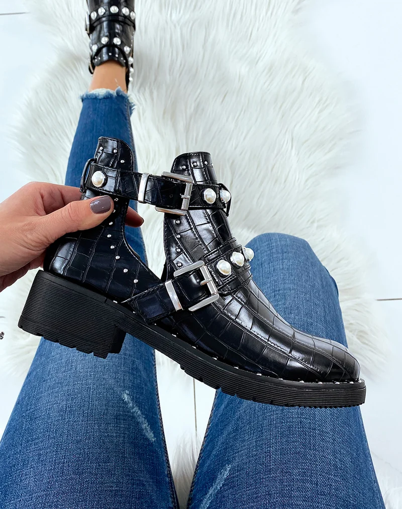 Bottines noires effet croco ajourées