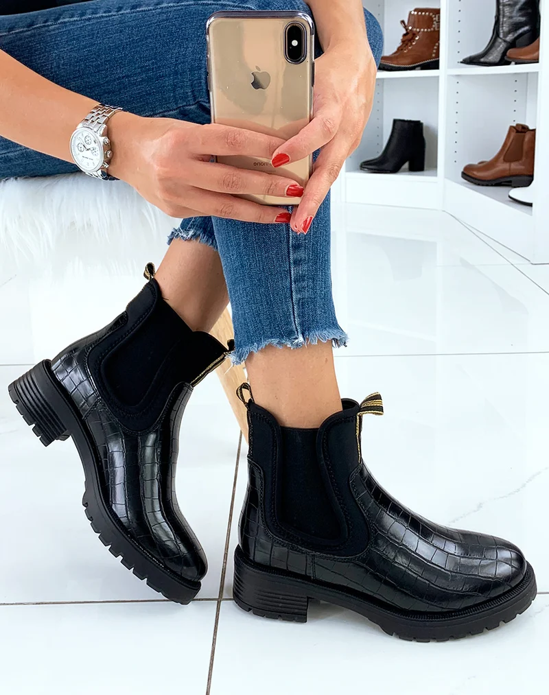 Bottines noires effet croco et languettes dorées