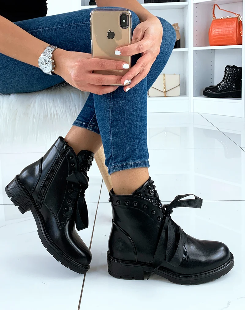 Bottines noires à lacets en tissu ornées de clous