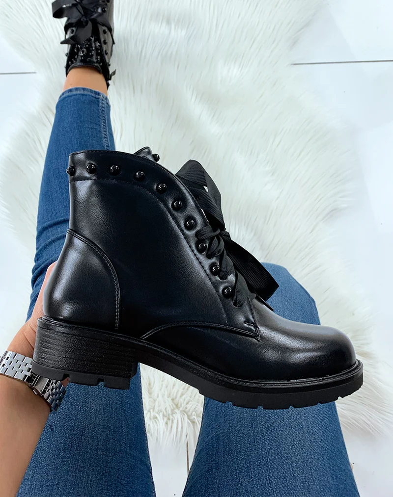 Bottines noires à lacets en tissu ornées de clous