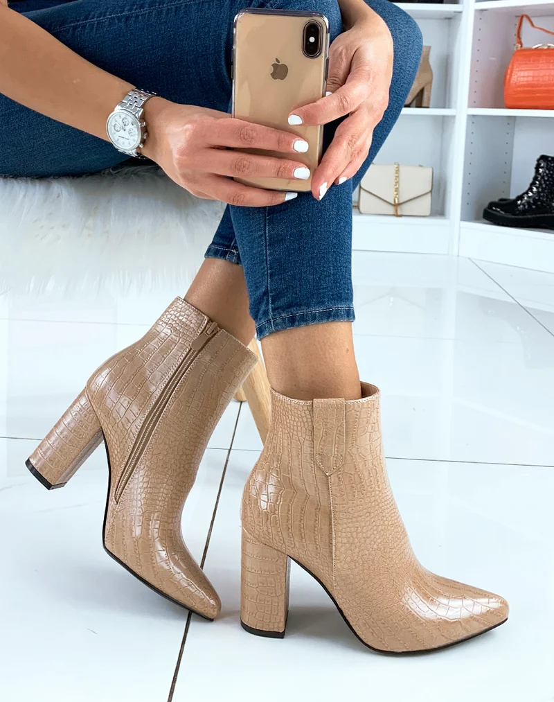 Bottines à talon effet croco beige à bout pointu