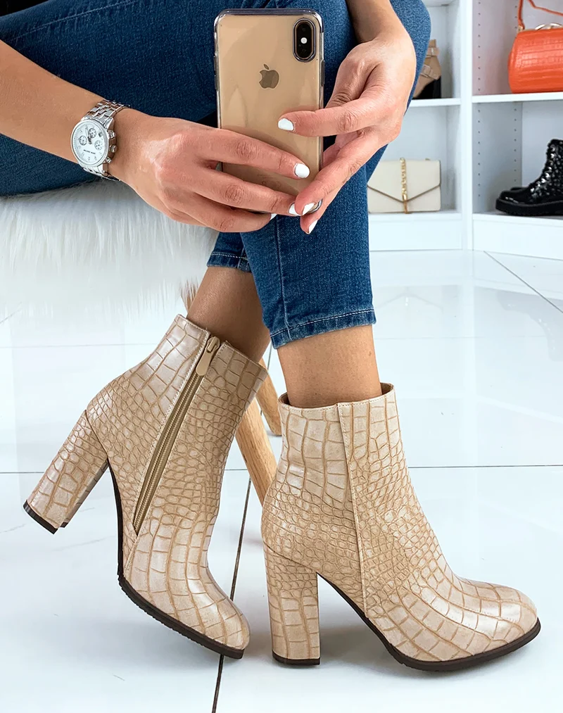 Bottines à talon effet croco beige à bout rond