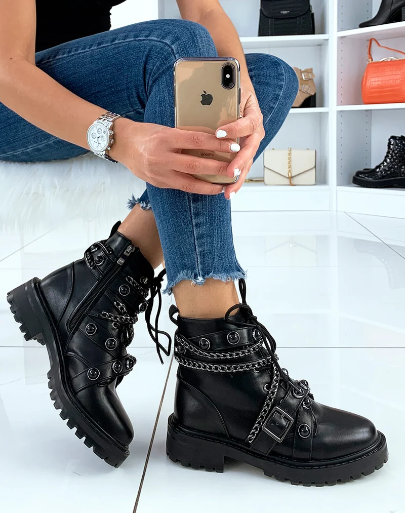 Bottines noires ornées de multiples lanières