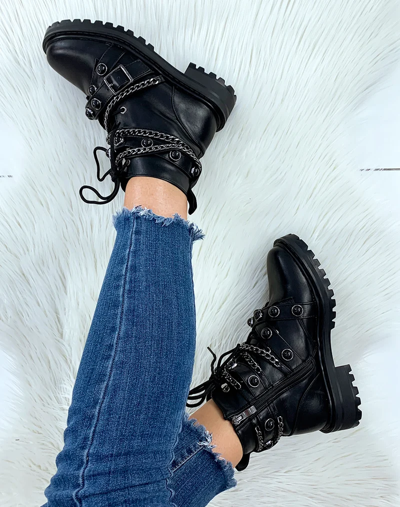 Bottines noires ornées de multiples lanières