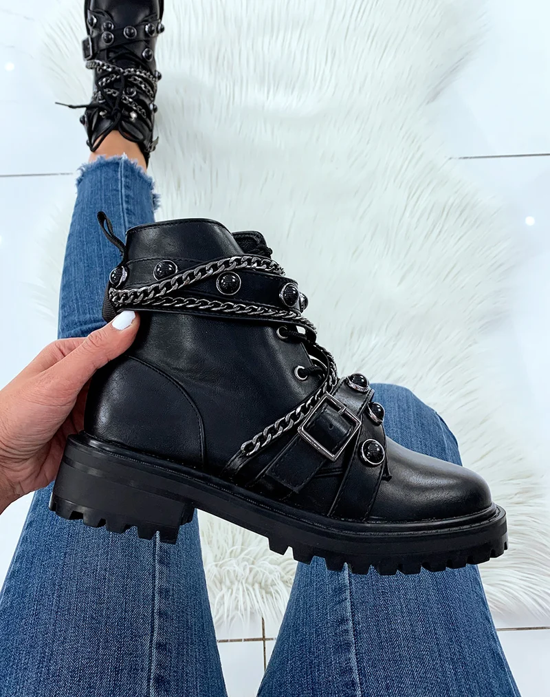 Bottines noires ornées de multiples lanières