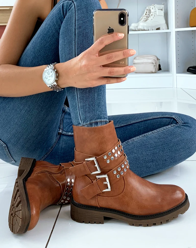 Bottines montantes camel à lanières cloutées