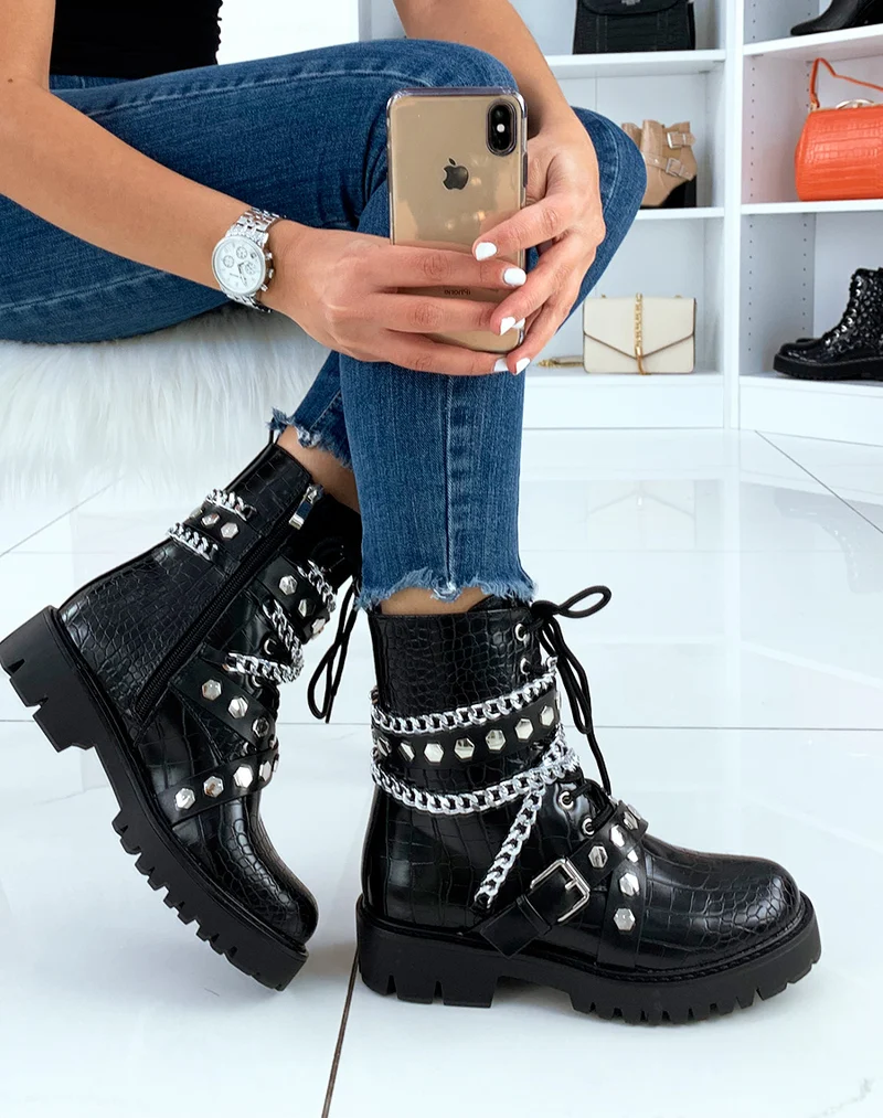 Bottines montantes noires effet croco ornées de chaines